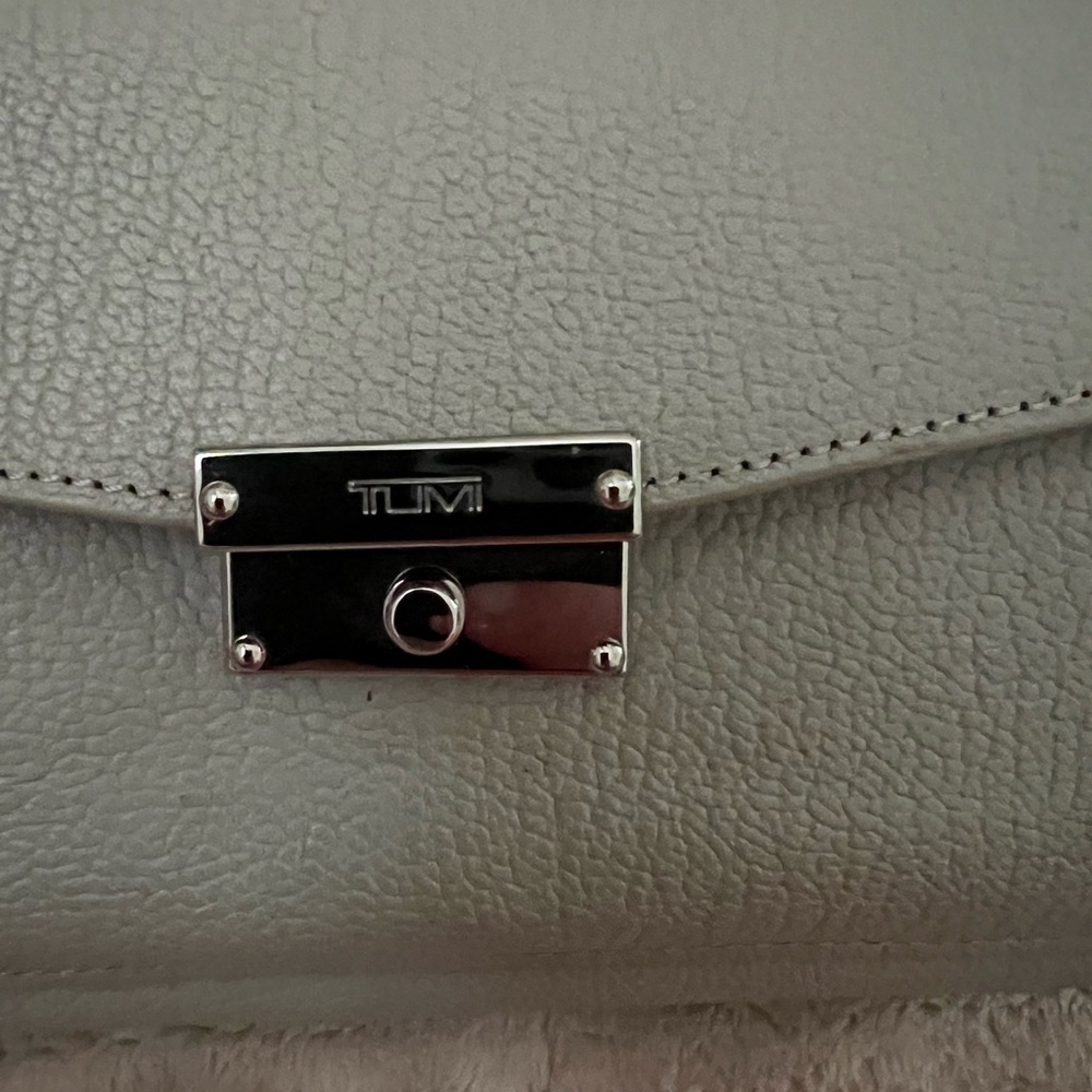 Sale! Tumi Pebble-Grain Crossbody Wallet in Light Gray—NWOT! - Picture 2 of 6
